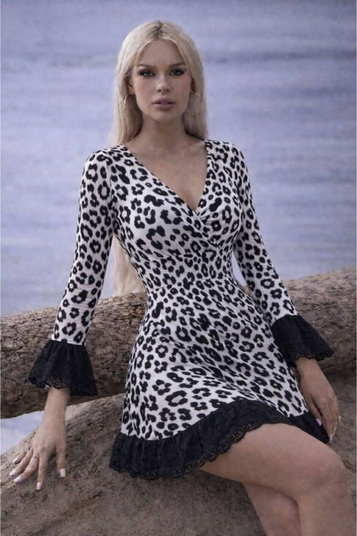 Kadın Kruvaze Yaka Dantel Volan Detay Leopar Baskılı Mini Elbise