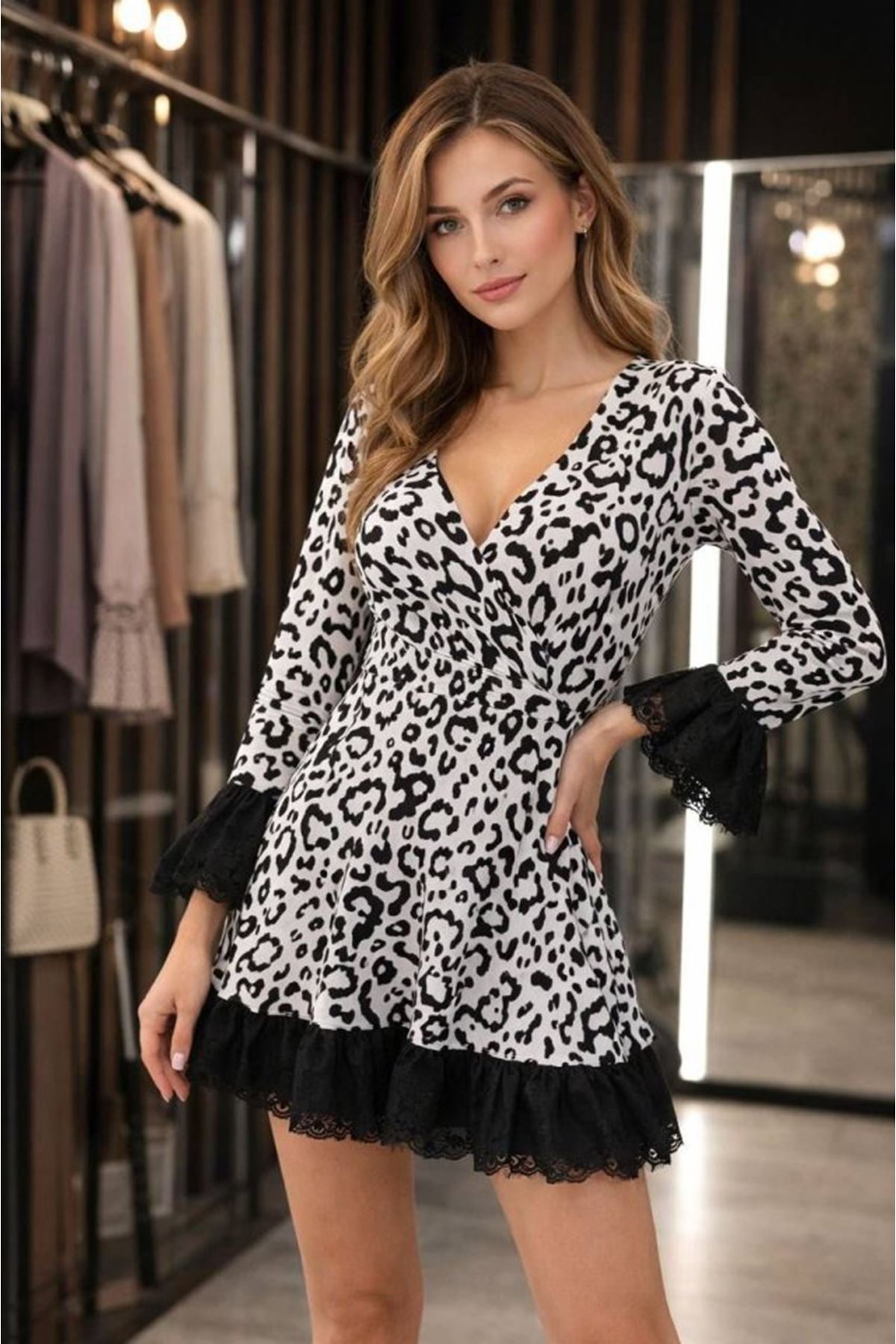 Kadın Kruvaze Yaka Dantel Volan Detay Leopar Baskılı Mini Elbise
