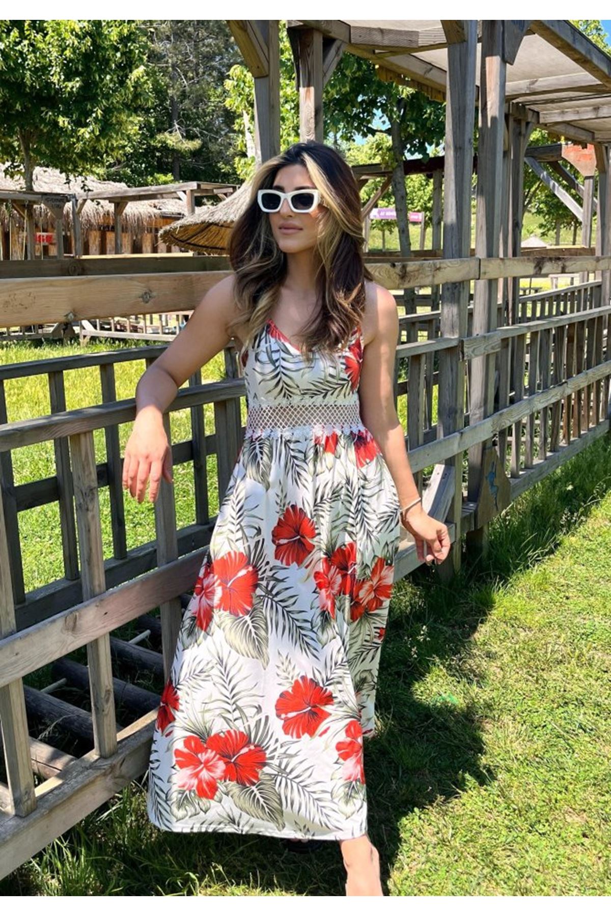 Kadın Ip Askılı V Yakalı Bel Güpür çiçek Desenli Yandan Yırtmaçlı Maksi Süprem Elbise