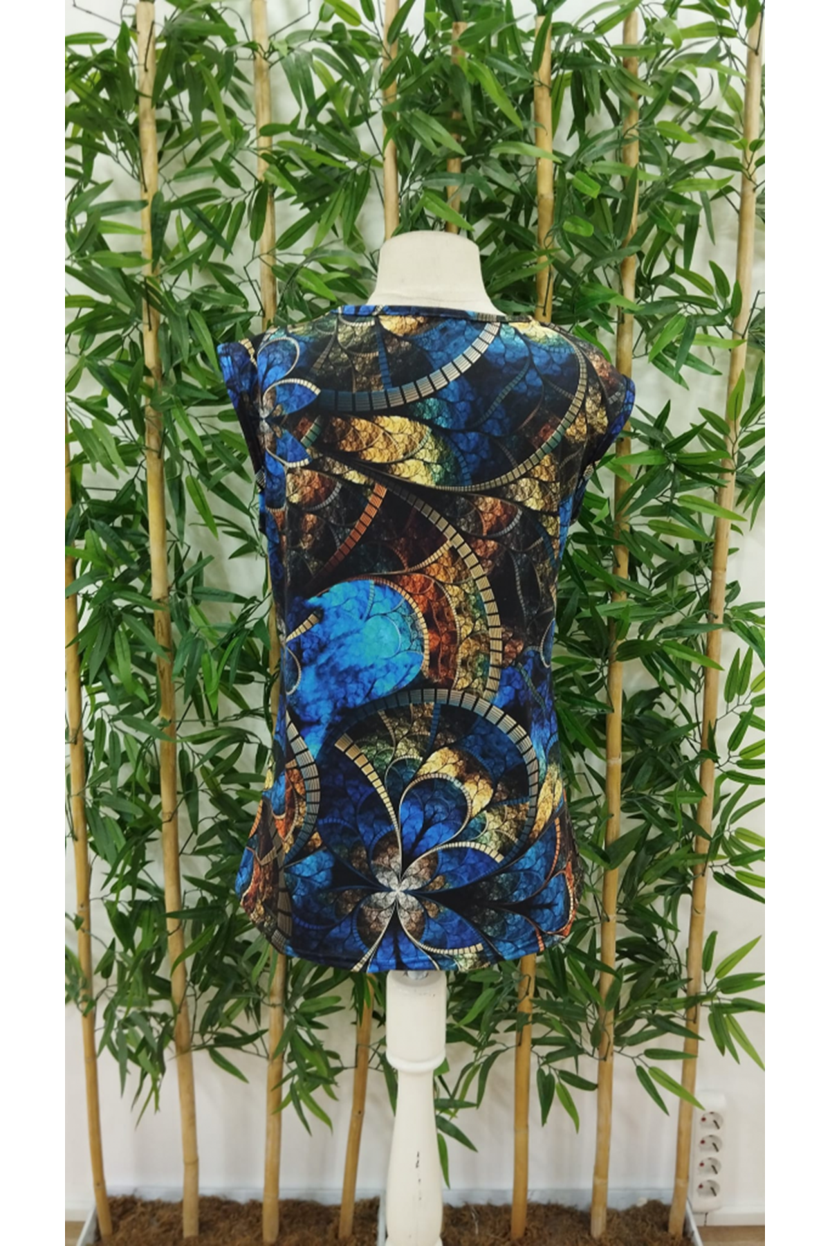 Kadın Sıfır Kol Yuvarlak Yaka Karışık Renkli Baskılı Süprem Bluz