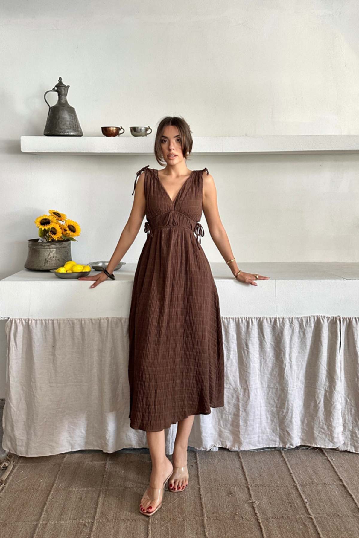 MÜSLİN ELBİSE OMUZ BÜZGÜ DETAYLI V YAKA KOLSUZ ELBİSE - Kahverengi