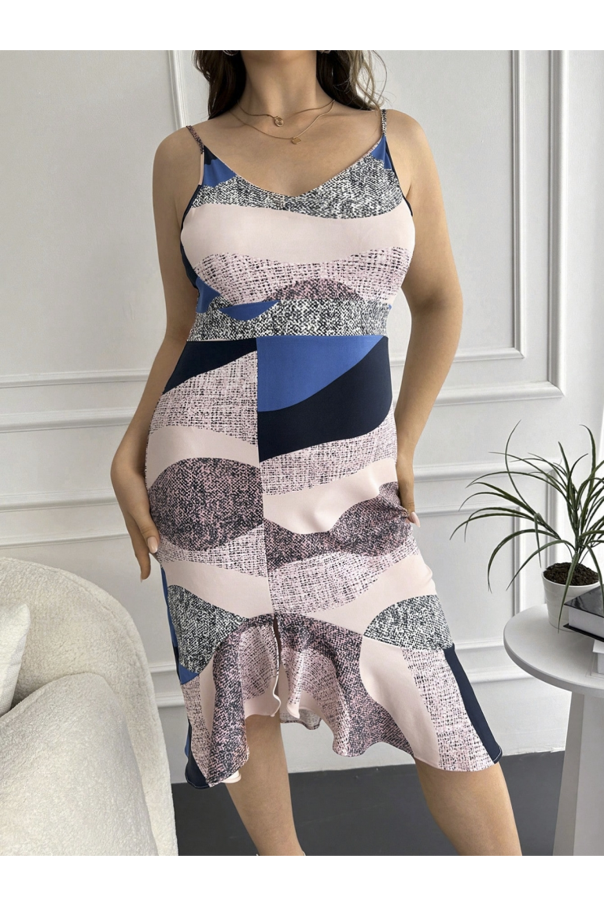 Kadın V Yaka Askılı Eteği Volanlı Yırtmaç Detay Desenli Dalgıç Büyük Beden Elbise