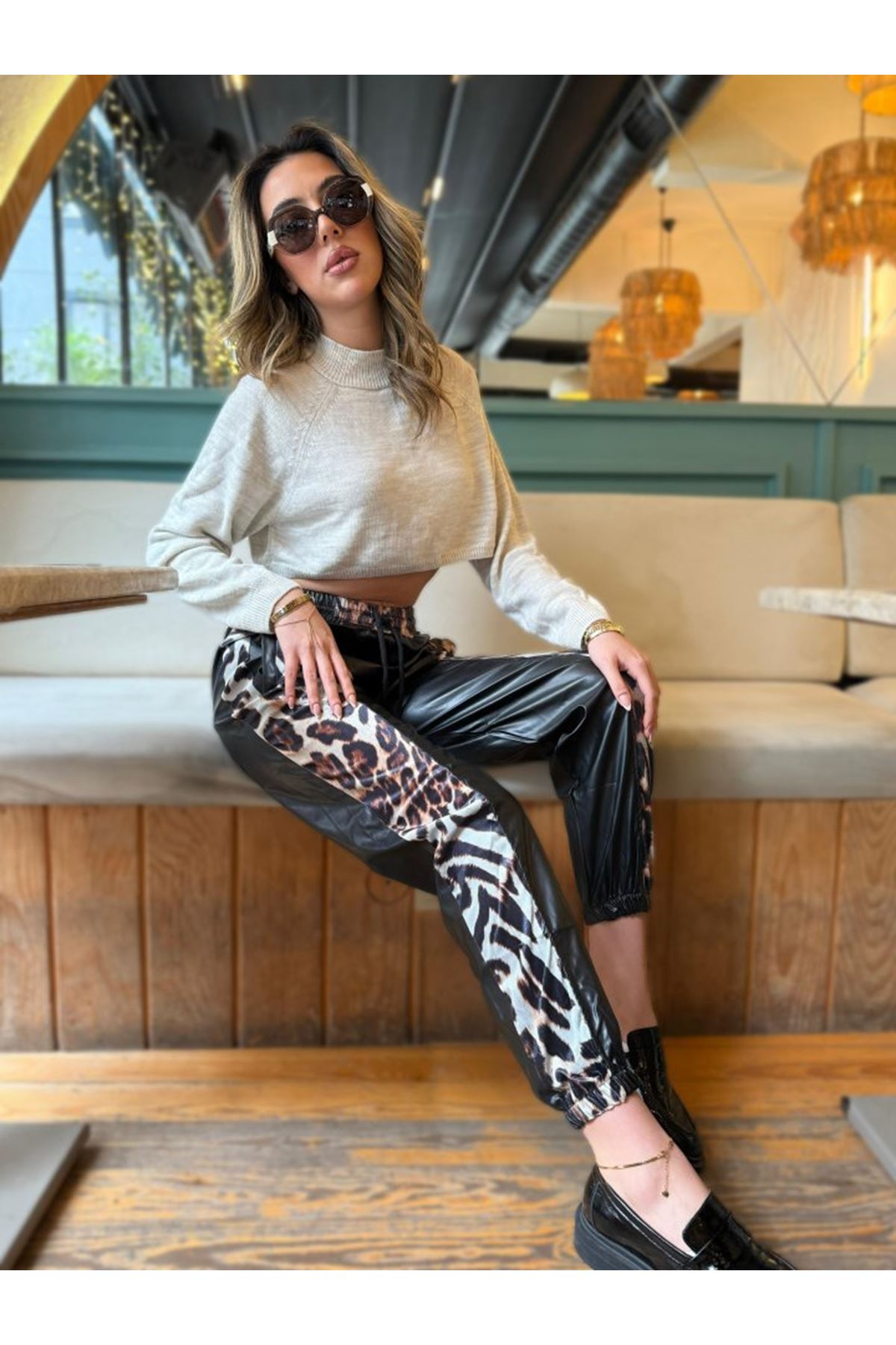 Kadın Bel Ve Paça Lastikli Detay Yanları Leopar Detay Bağcıklı Deri Pantolon