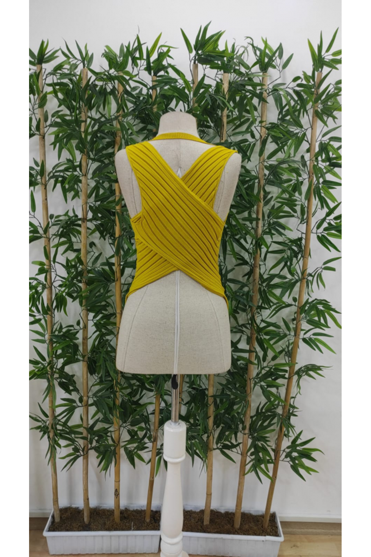 Kadın Kolsuz Sırt çapraz Detay Triko Bluz