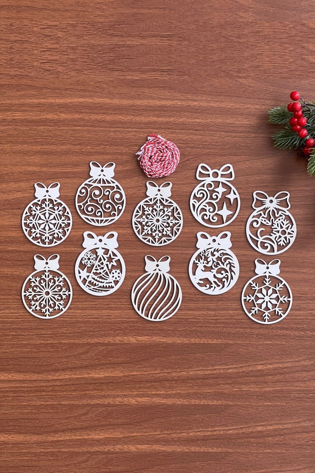 TBL Dekor® 10 Parça Kırmızı Beyaz İpli Fiyonk Model Ahşap Yılbaşı Ağaç Süsü