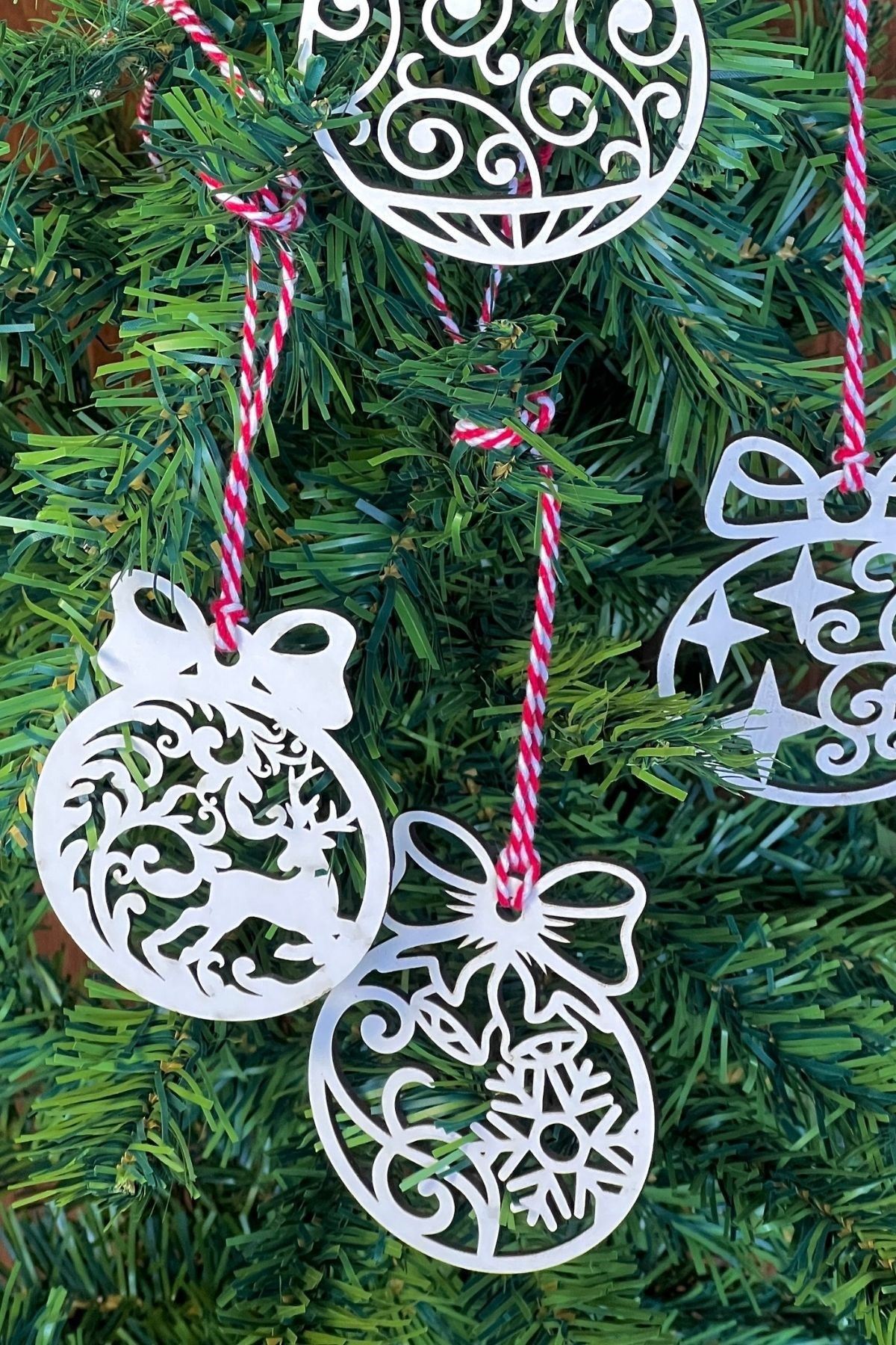 TBL Dekor® 10 Parça Kırmızı Beyaz İpli Fiyonk Model Ahşap Yılbaşı Ağaç Süsü