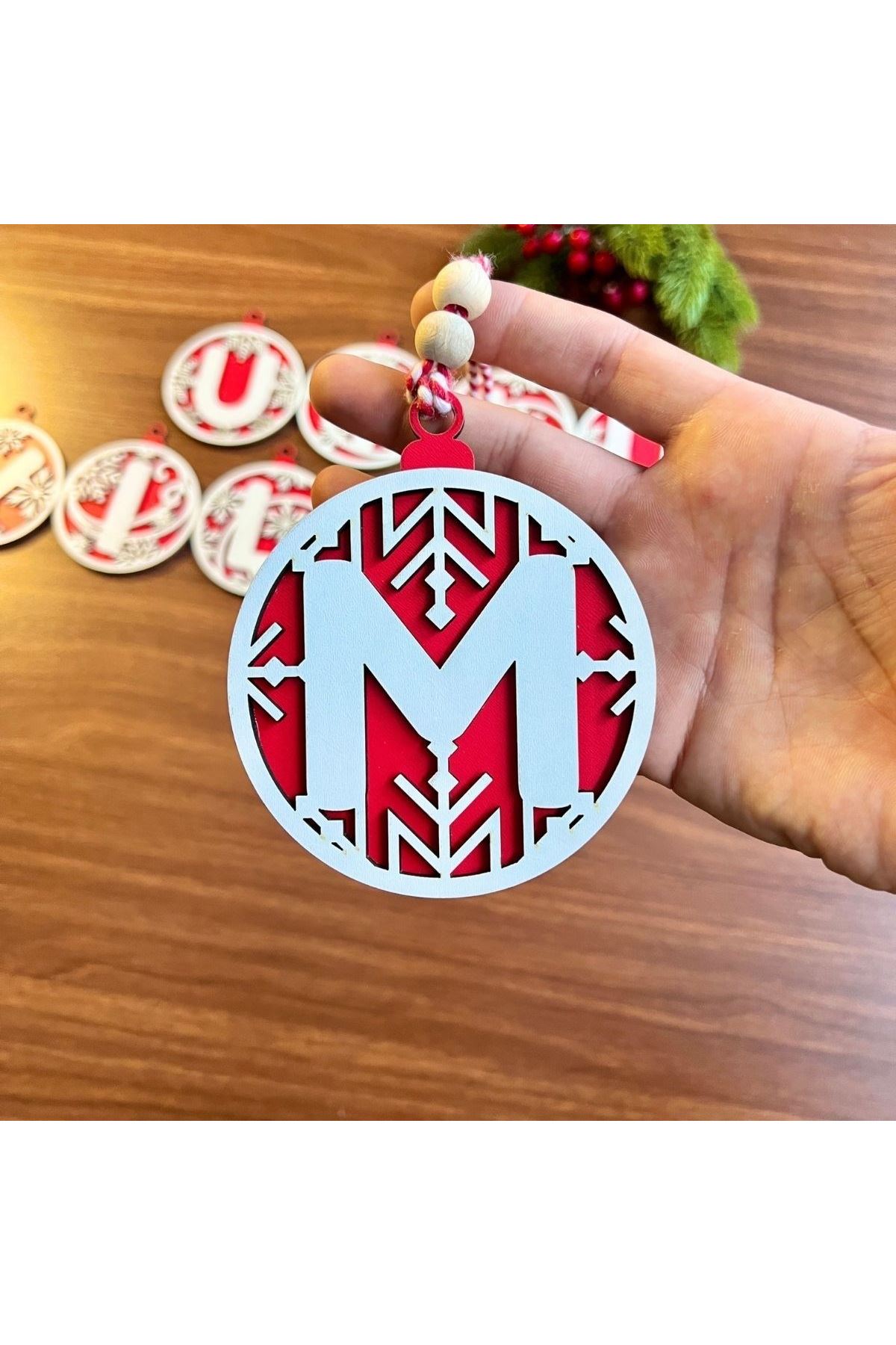 TBL Dekor® 11 Harfli Kırmızı Beyaz İpli MUTLU YILLAR Yazılı Ahşap Yılbaşı Ağaç Süsü