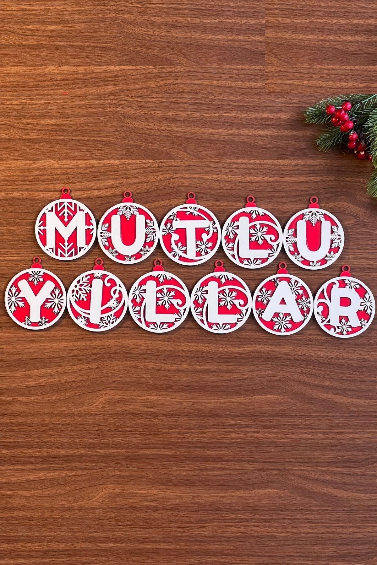TBL Dekor® 11 Harfli Kırmızı Beyaz İpli MUTLU YILLAR Yazılı Ahşap Yılbaşı Ağaç Süsü