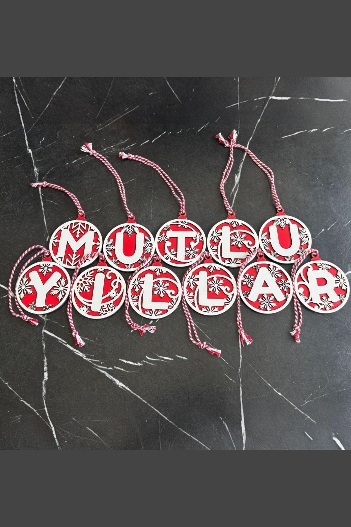TBL Dekor® 11 Harfli Kırmızı Beyaz İpli MUTLU YILLAR Yazılı Ahşap Yılbaşı Ağaç Süsü