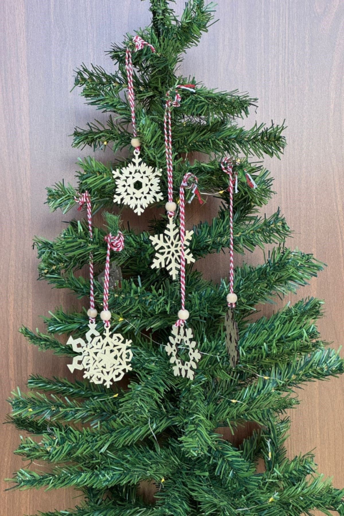 TBL Dekor® Pilli Peri Ledli 6 Parça Kırmızı Beyaz İpli Kar Tanesi Model Ahşap Yılbaşı Ağaç Süsü