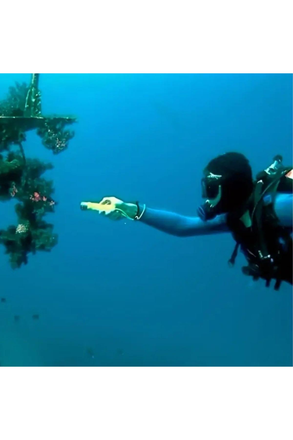 TBL Dekor® Süper Parlak LED Su Altı Dalış Feneri – Taşınabilir, Su Geçirmez ve Darbeye Dayanıklı El Feneri