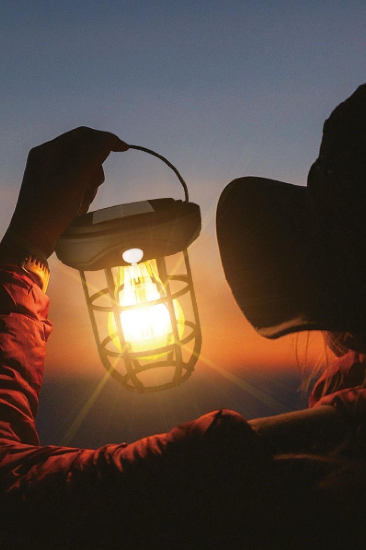 TBL Dekor® Solar Kamp Feneri – Güneş Enerjili, Otomatik Şarj ve Gece Işığı, Taşınabilir ve Asılabilir LED Dış Mekan Lamba