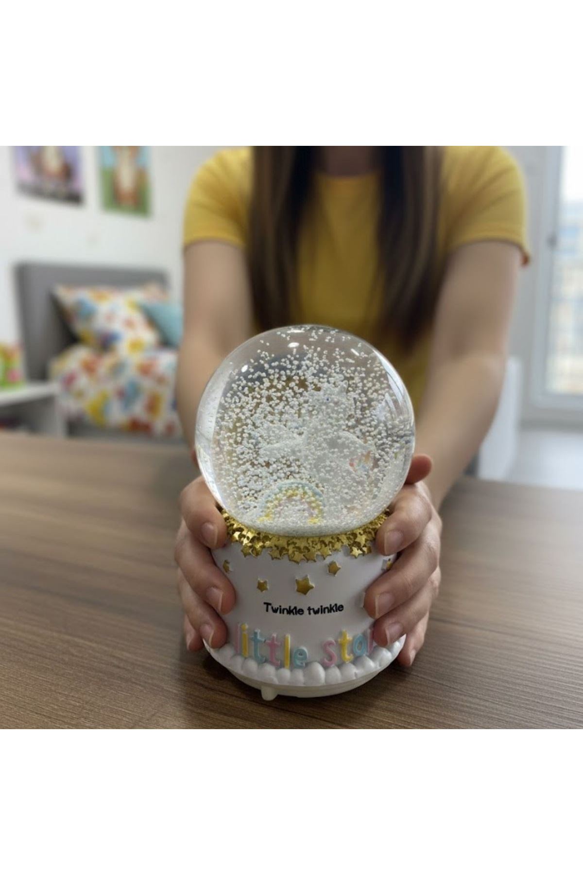 Pilli Işıklı Müzikli Kar Küresi–Pony At Figürlü Eğlenceli Masaüstü Biblo, LED Aydınlatmalı Dekoratif Hediyelik Kar Küresi