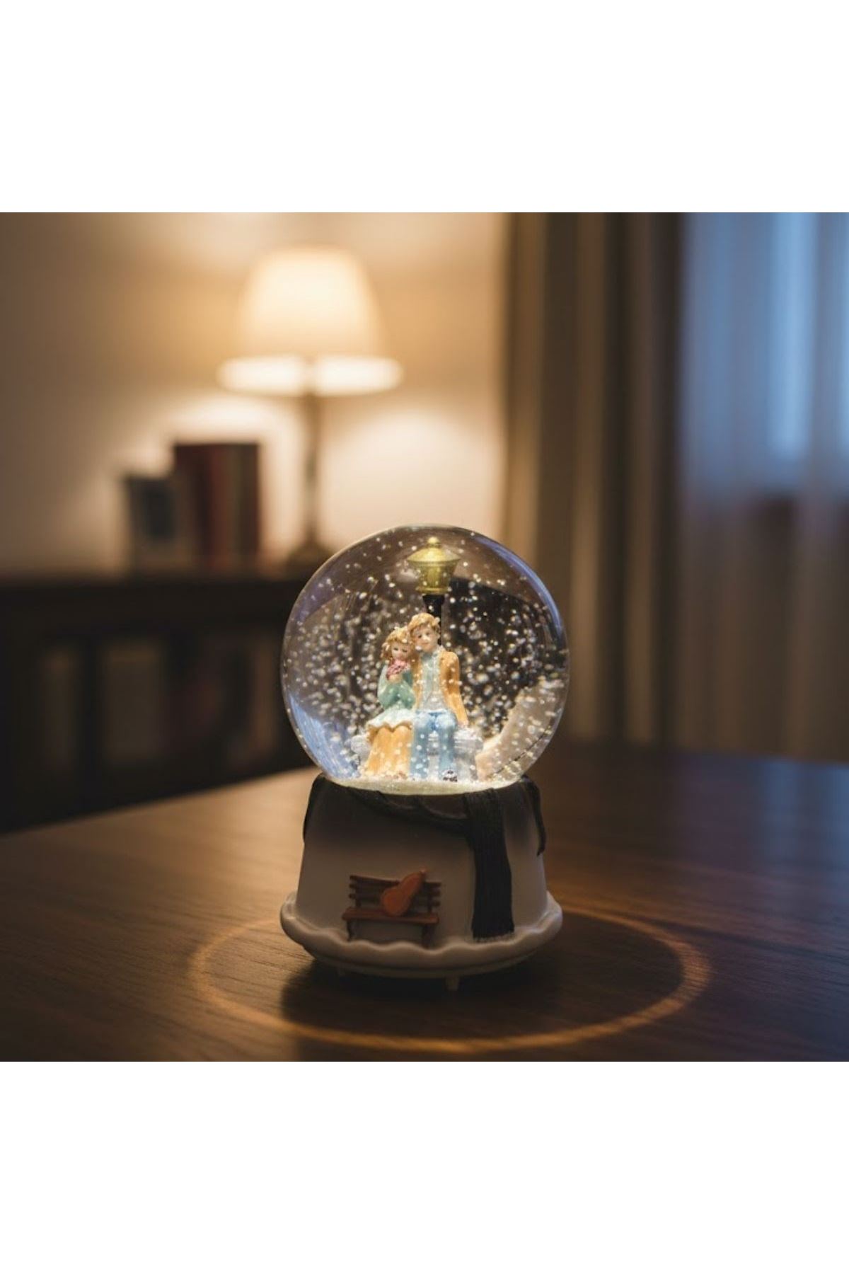 Pilli Işıklı Müzikli Kar Küresi–Kış Masalı Bankta Sevgili Figürlü Eğlenceli Masaüstü Biblo, LED Aydınlatmalı Dekoratif Hediyelik Kar Küresi
