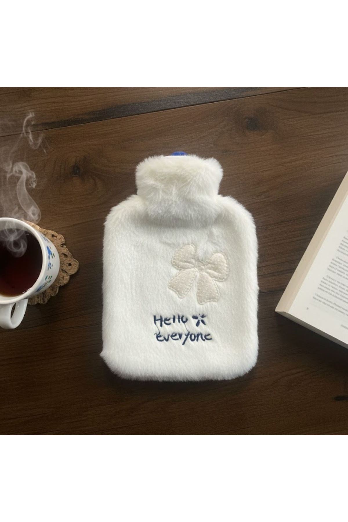 Hello Everyone Yazılı Kurdeleli Beyaz Peluş Sıcak Su Torbası 1 Lt – Yumuşak Kılıf, Uzun Süre Sıcak Tutan Termal Su Torbası