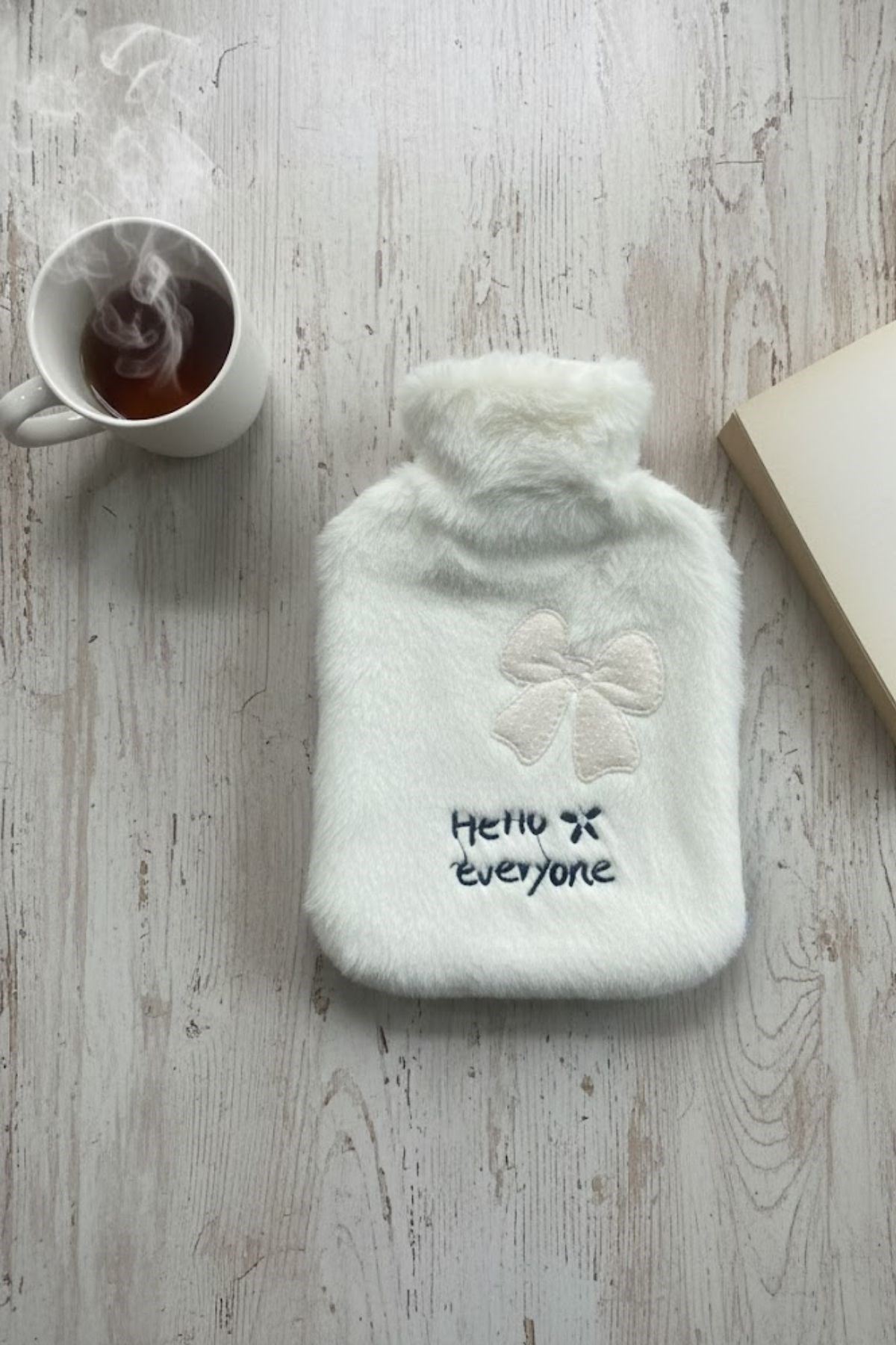 Hello Everyone Yazılı Kurdeleli Beyaz Peluş Sıcak Su Torbası 1 Lt – Yumuşak Kılıf, Uzun Süre Sıcak Tutan Termal Su Torbası