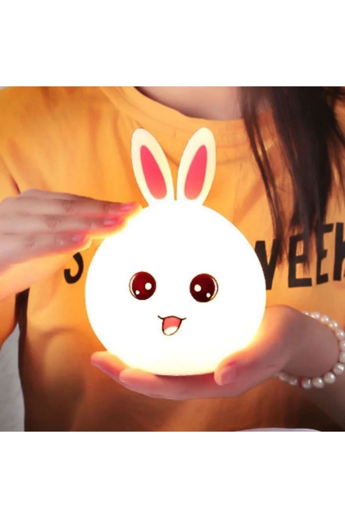 5 Farklı Renk Modlu Tavşan Figürlü Pofuduk LED Gece Lambası–Yumuşak Dokulu Çocuk Odası ve Dekoratif Şarjlı Ortam Işığı