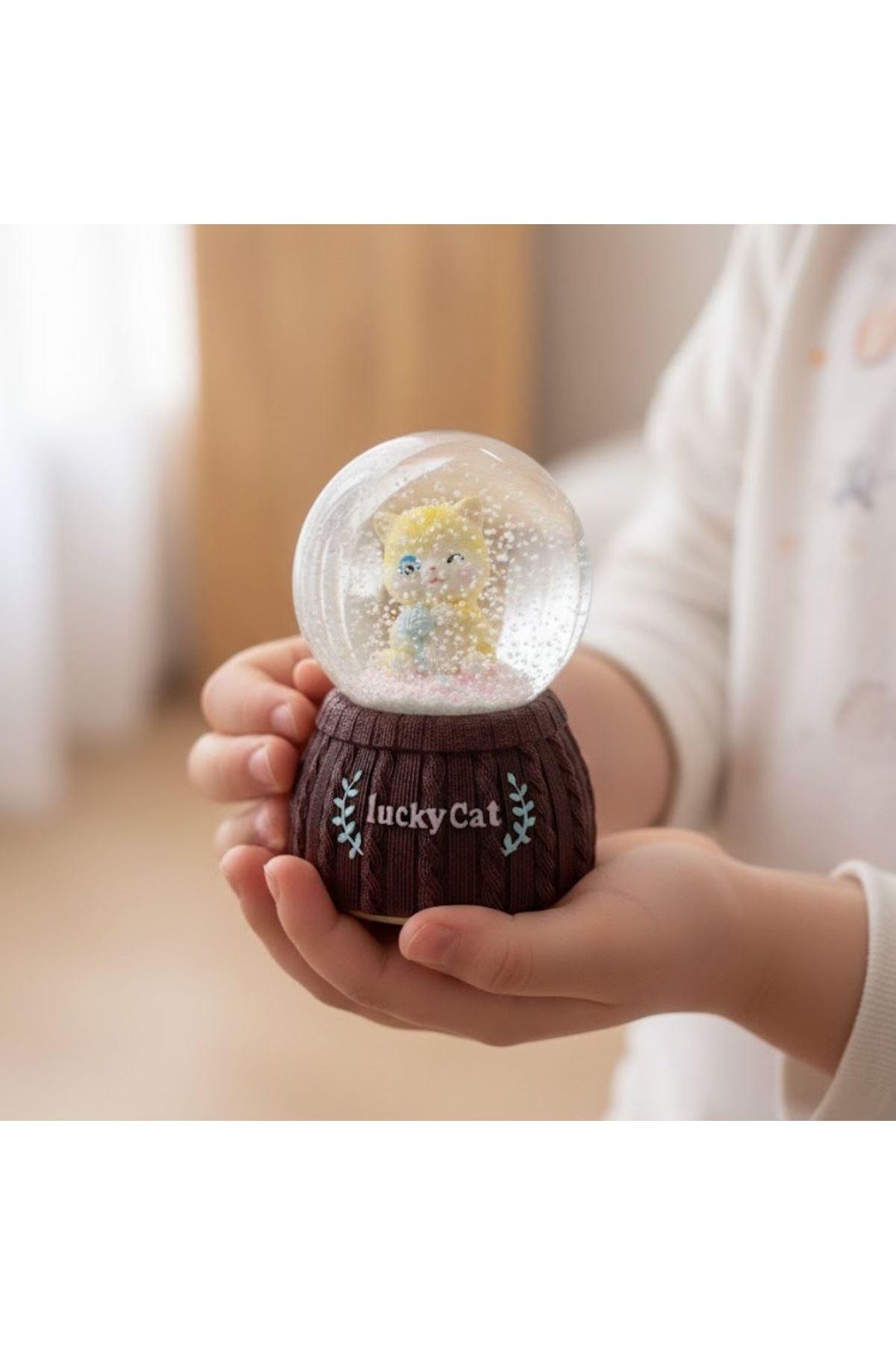 Pilli Işıklı Müzikli Kar Küresi–Şanslı Kedi Figürlü Eğlenceli Masaüstü Biblo, LED Aydınlatmalı Dekoratif Hediyelik Kar Küresi