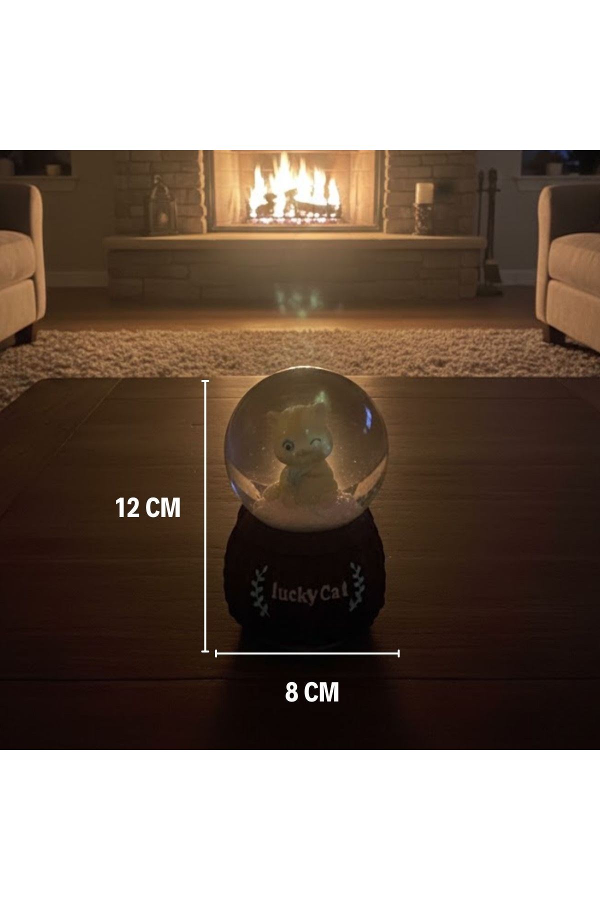 Pilli Işıklı Müzikli Kar Küresi–Şanslı Kedi Figürlü Eğlenceli Masaüstü Biblo, LED Aydınlatmalı Dekoratif Hediyelik Kar Küresi