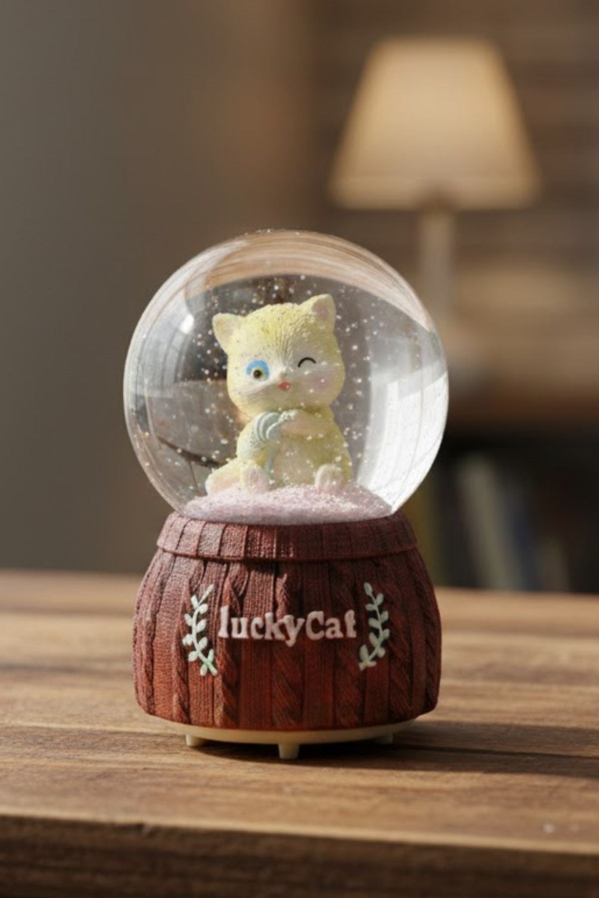Pilli Işıklı Müzikli Kar Küresi–Şanslı Kedi Figürlü Eğlenceli Masaüstü Biblo, LED Aydınlatmalı Dekoratif Hediyelik Kar Küresi