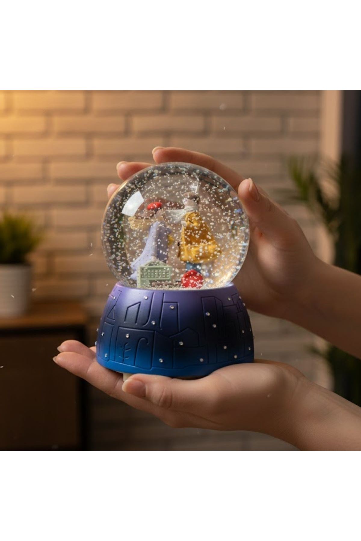 Pilli Işıklı Müzikli Kar Küresi–Valizli Sevgili Çift Figürlü Eğlenceli Masaüstü Biblo, LED Aydınlatmalı Dekoratif Hediyelik Kar Küresi