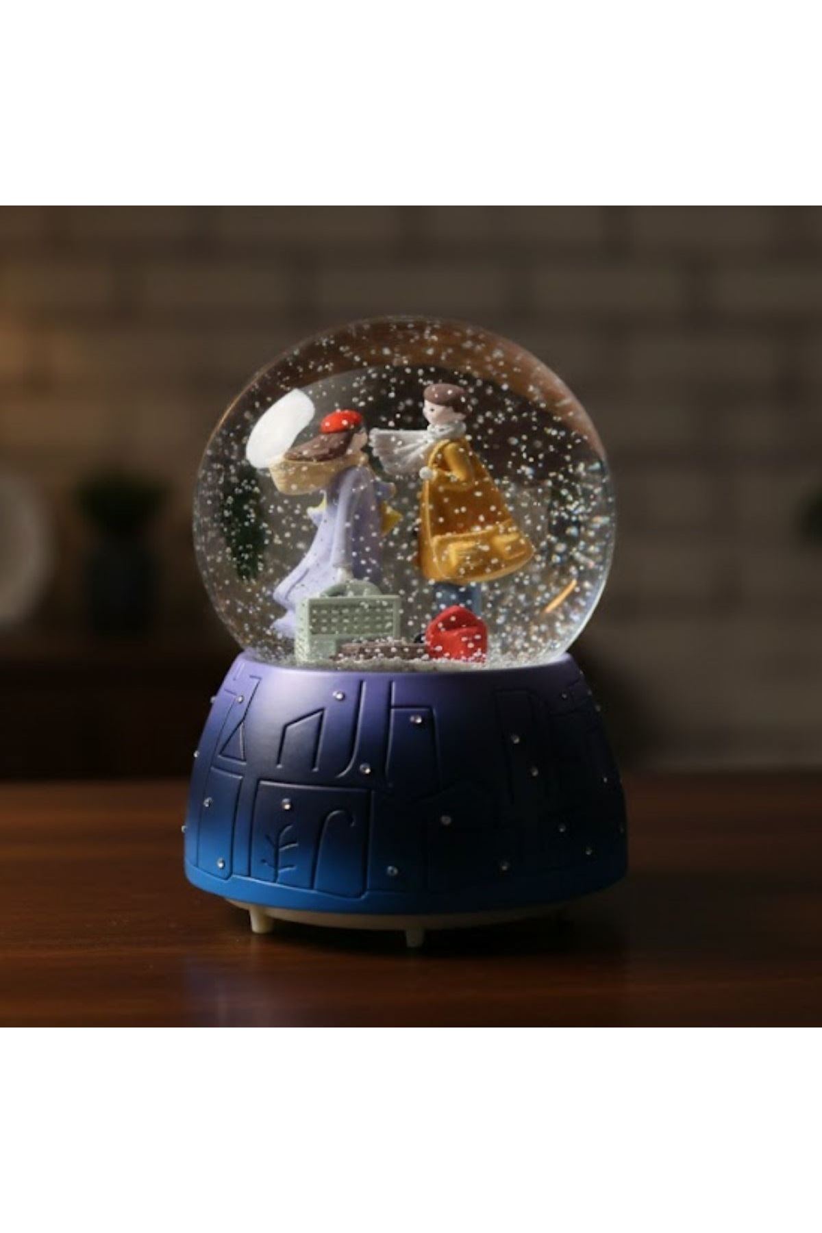 Pilli Işıklı Müzikli Kar Küresi–Valizli Sevgili Çift Figürlü Eğlenceli Masaüstü Biblo, LED Aydınlatmalı Dekoratif Hediyelik Kar Küresi