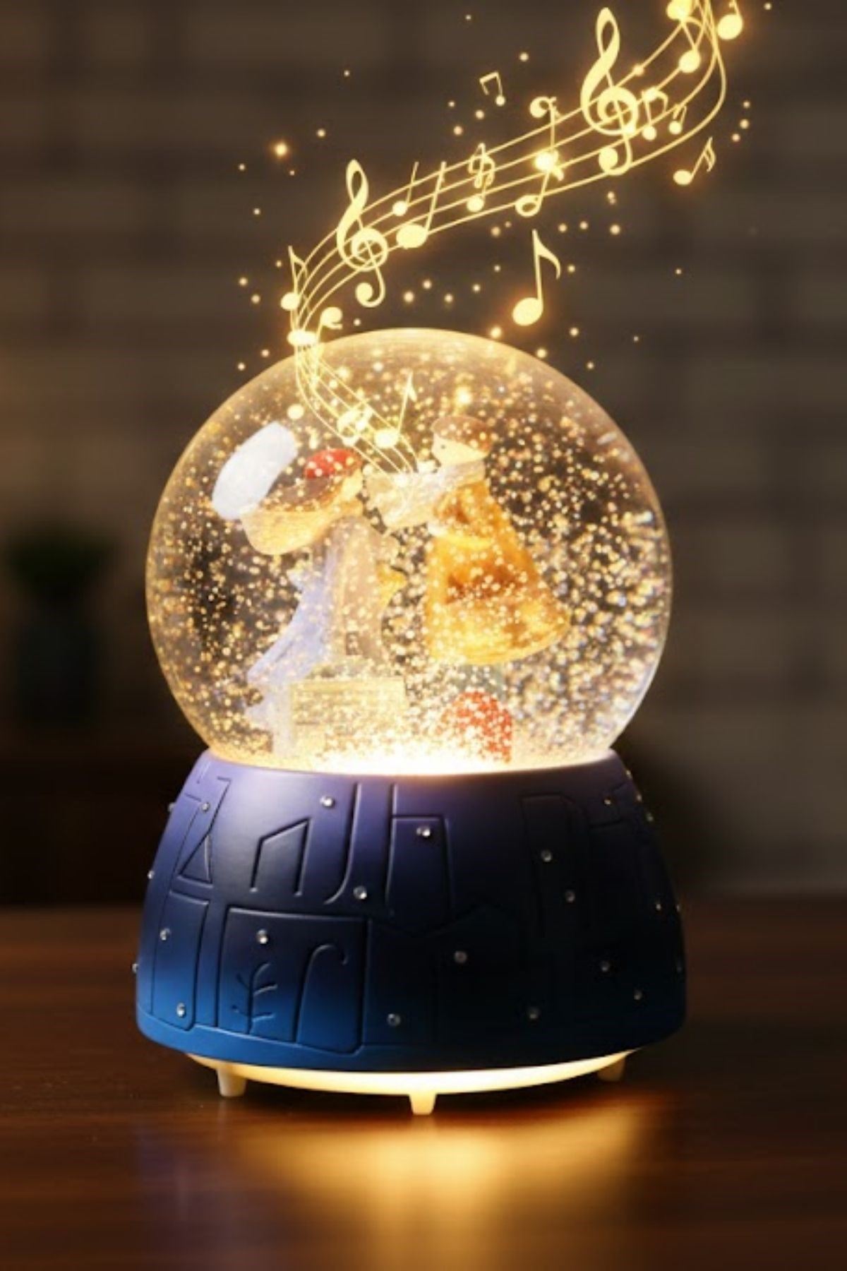 Pilli Işıklı Müzikli Kar Küresi–Valizli Sevgili Çift Figürlü Eğlenceli Masaüstü Biblo, LED Aydınlatmalı Dekoratif Hediyelik Kar Küresi