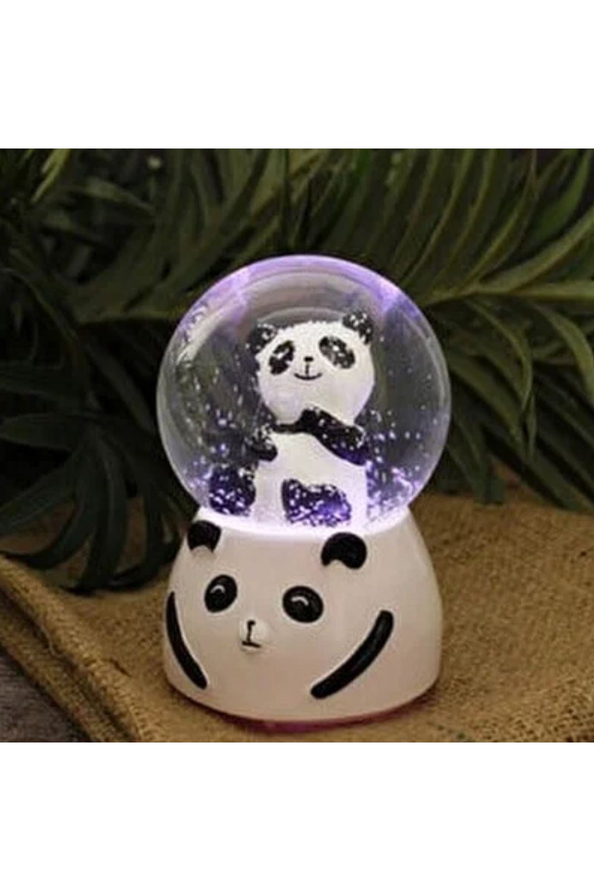 Pilli Işıklı Müzikli Kar Küresi–Sevimli Panda Figürlü Eğlenceli Masaüstü Biblo, LED Aydınlatmalı Dekoratif Hediyelik Kar Küresi