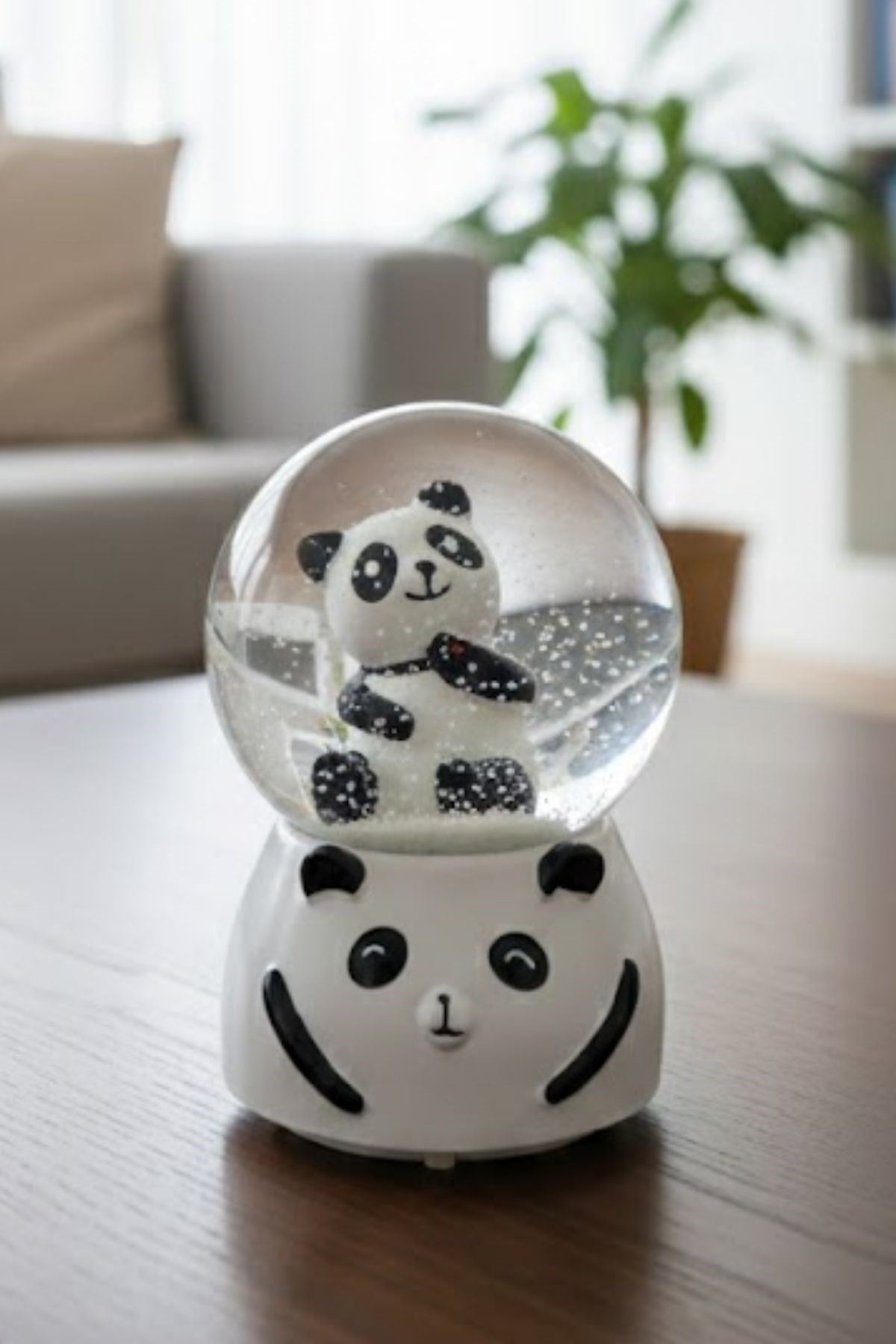 Pilli Işıklı Müzikli Kar Küresi–Sevimli Panda Figürlü Eğlenceli Masaüstü Biblo, LED Aydınlatmalı Dekoratif Hediyelik Kar Küresi