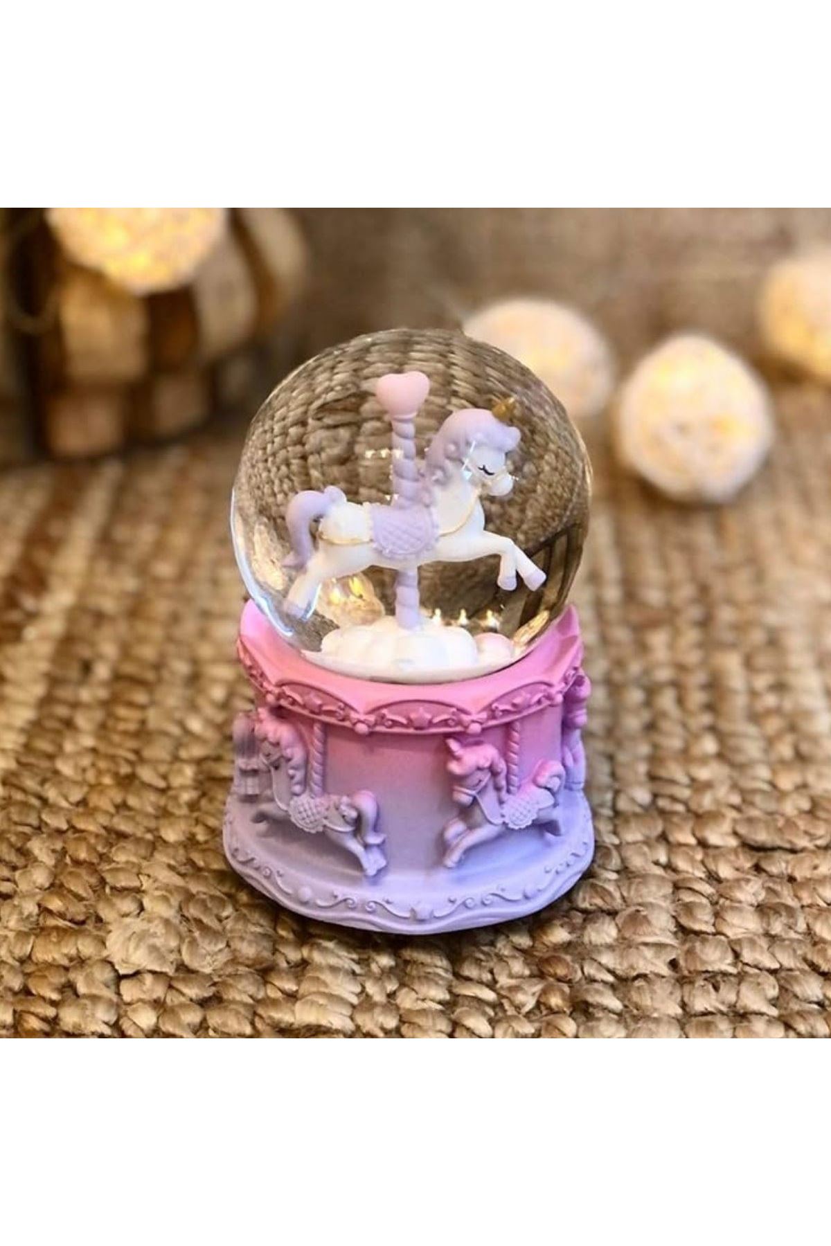 Pilli Işıklı Müzikli Kar Küresi–At Figürlü Eğlenceli Masaüstü Biblo, LED Aydınlatmalı Dekoratif Hediyelik Kar Küresi