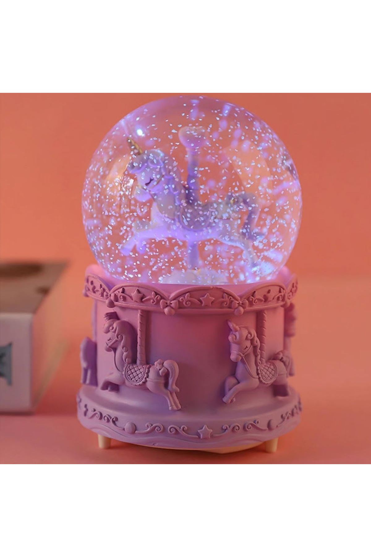 Pilli Işıklı Müzikli Kar Küresi–At Figürlü Eğlenceli Masaüstü Biblo, LED Aydınlatmalı Dekoratif Hediyelik Kar Küresi