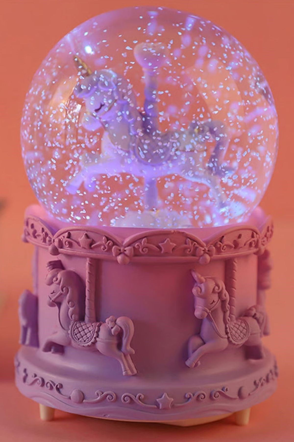 Pilli Işıklı Müzikli Kar Küresi–At Figürlü Eğlenceli Masaüstü Biblo, LED Aydınlatmalı Dekoratif Hediyelik Kar Küresi
