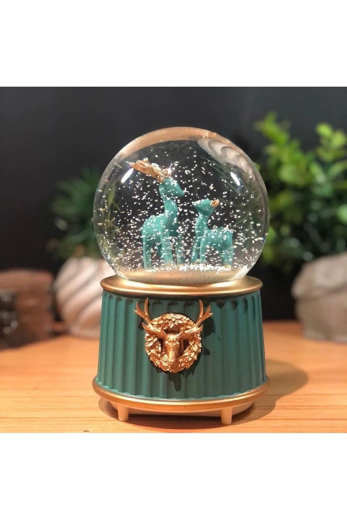 Pilli Işıklı Müzikli Kar Küresi–İki Geyikli Yeşil Figürlü Eğlenceli Masaüstü Biblo, LED Aydınlatmalı Dekoratif Hediyelik Kar Küresi