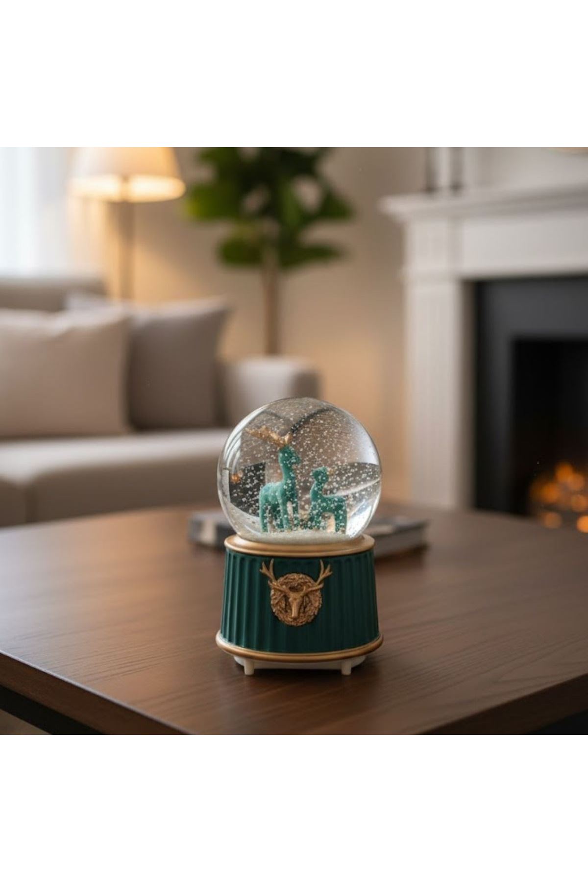 Pilli Işıklı Müzikli Kar Küresi–İki Geyikli Yeşil Figürlü Eğlenceli Masaüstü Biblo, LED Aydınlatmalı Dekoratif Hediyelik Kar Küresi