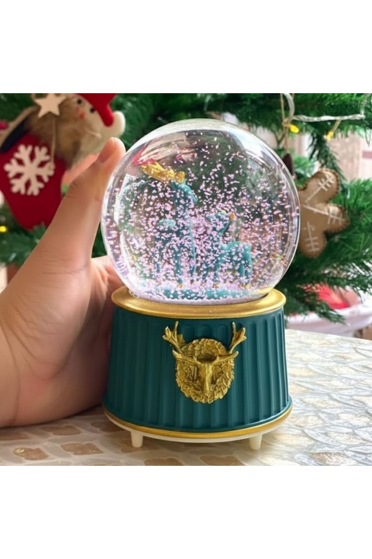 Pilli Işıklı Müzikli Kar Küresi–İki Geyikli Yeşil Figürlü Eğlenceli Masaüstü Biblo, LED Aydınlatmalı Dekoratif Hediyelik Kar Küresi