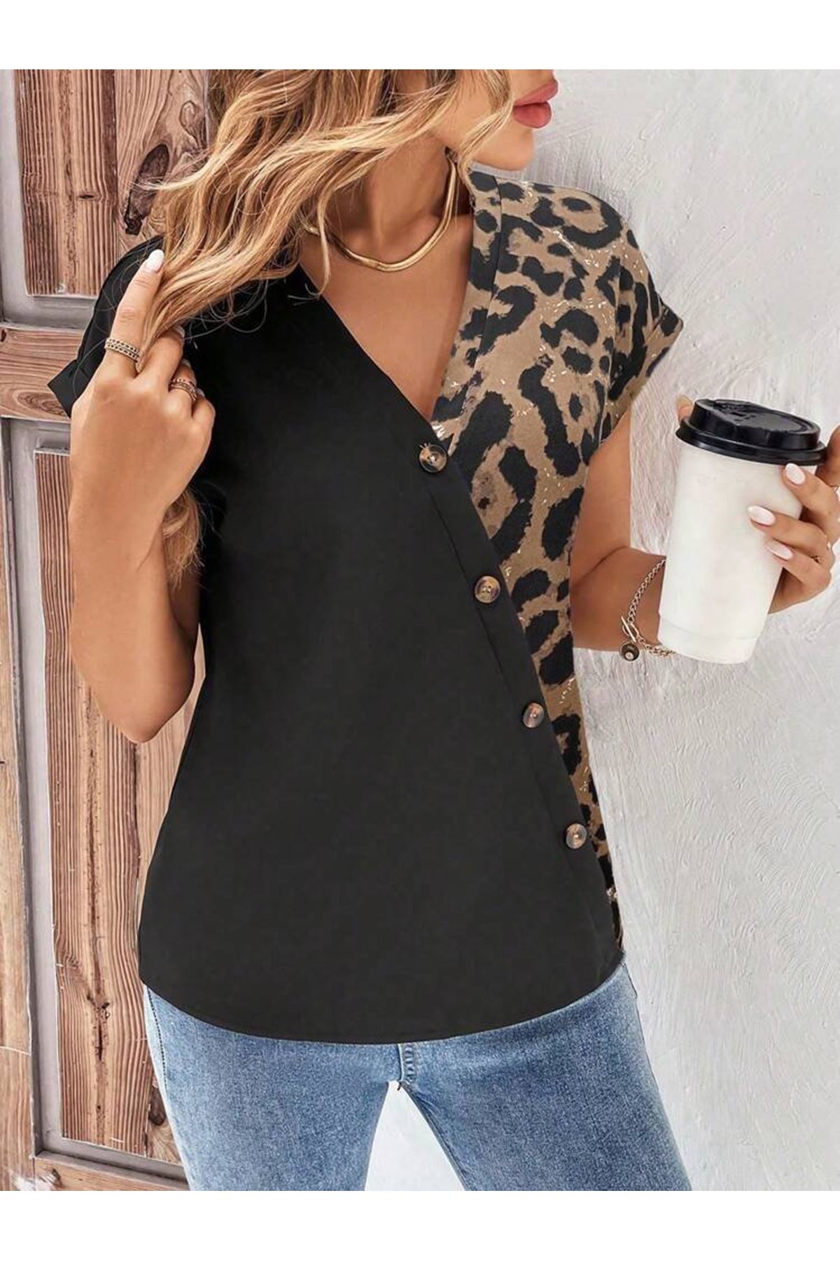 Kadın Kısa Kollu V Yakalı önden Düğmeli Leopar Desen Detaylı Viskon Bluz