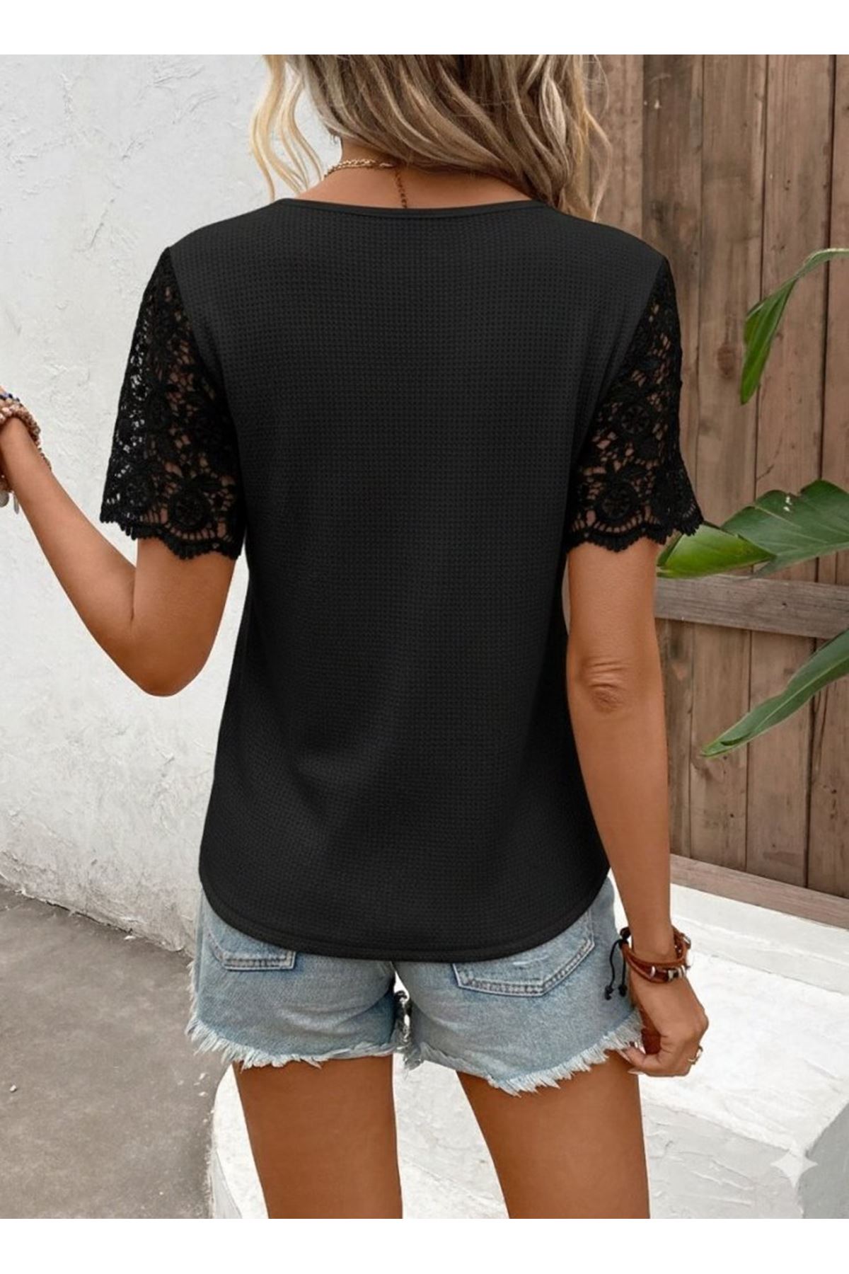 Kadın Kısa Kollu V Yakalı önden Düğmeli Dantel Detaylı Waffle Bluz
