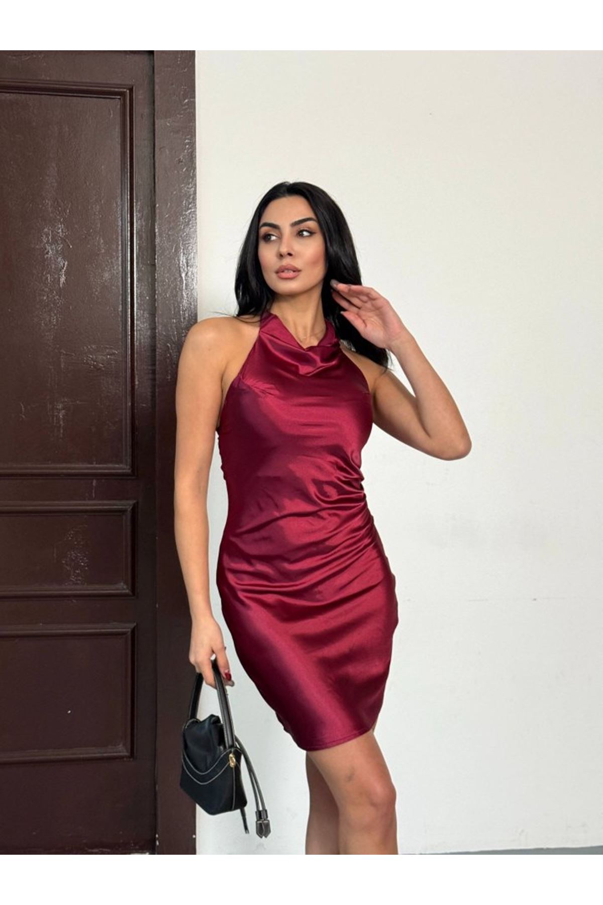 Kadın Halter Yaka Sırt Dekolteli Mini Saten Elbise