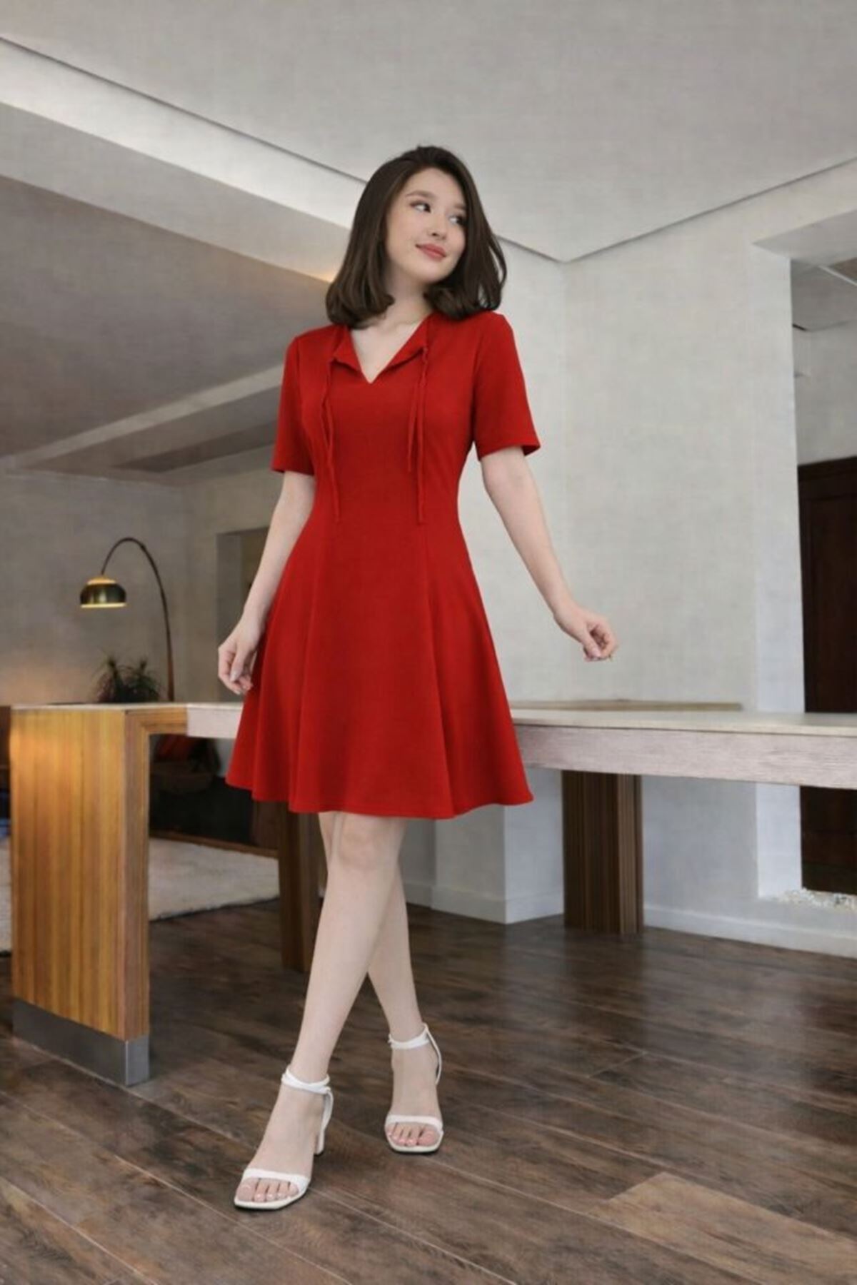 Kısa Kollu Yakası Bağcık Detay Atlas Kumaş Elbise