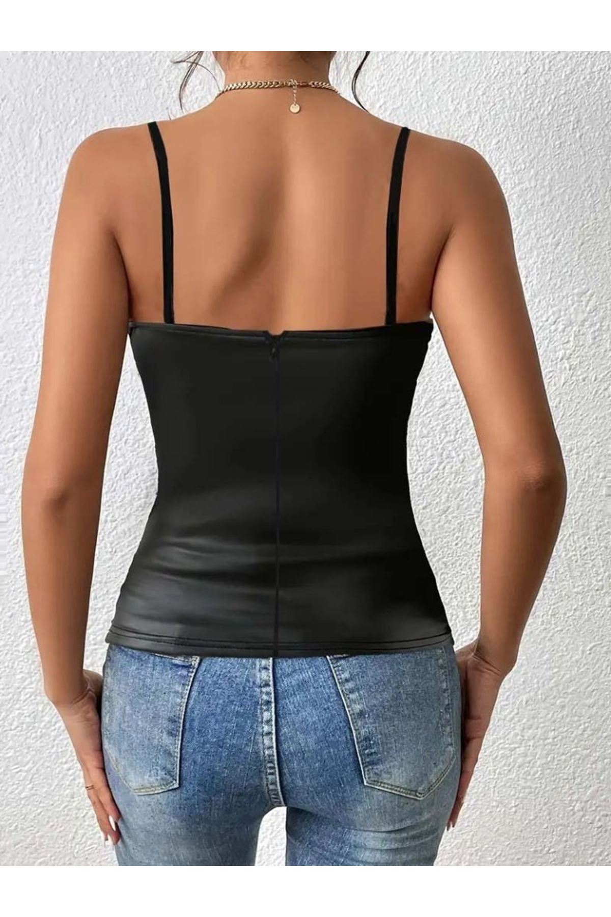 Kadın Ip Askılı Geniş V Yakalı Deri Bluz