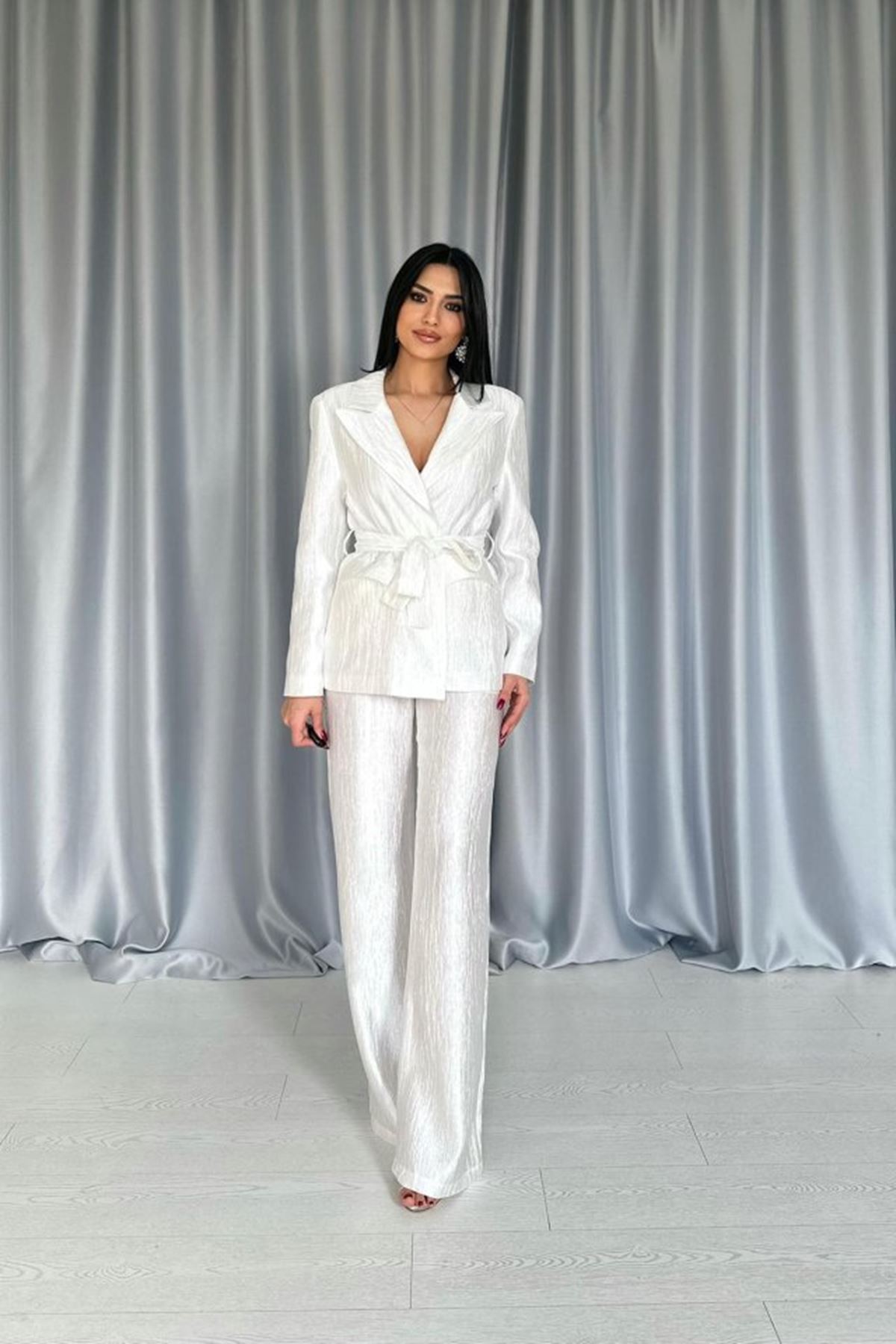 Ekru Beli Kuşaklı Ceket Ve Pantolon Parlak Takım