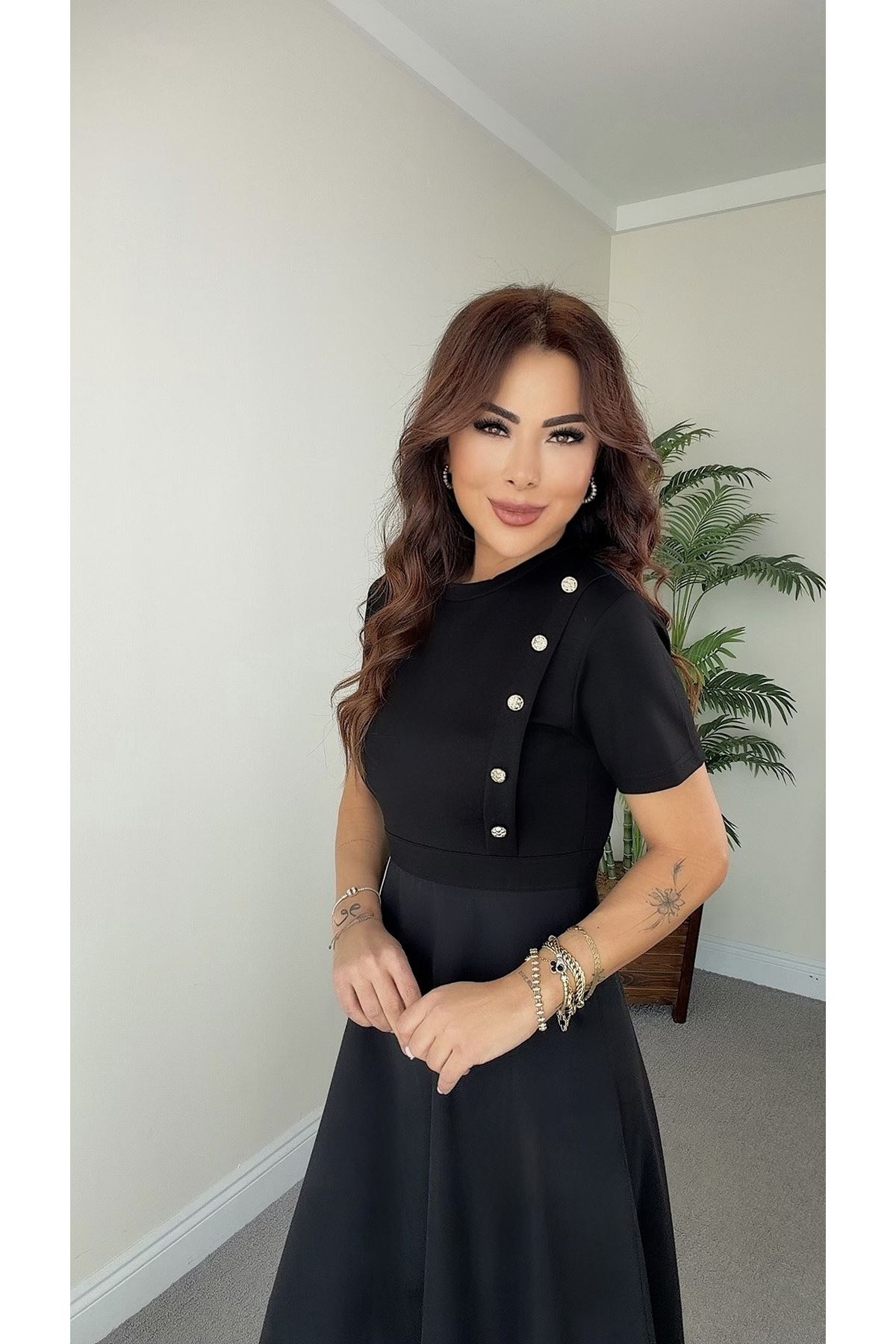 Kadın Kısa Kollu Bisiklet Yaka Gold Düğme Detay Midi Boy Elbise