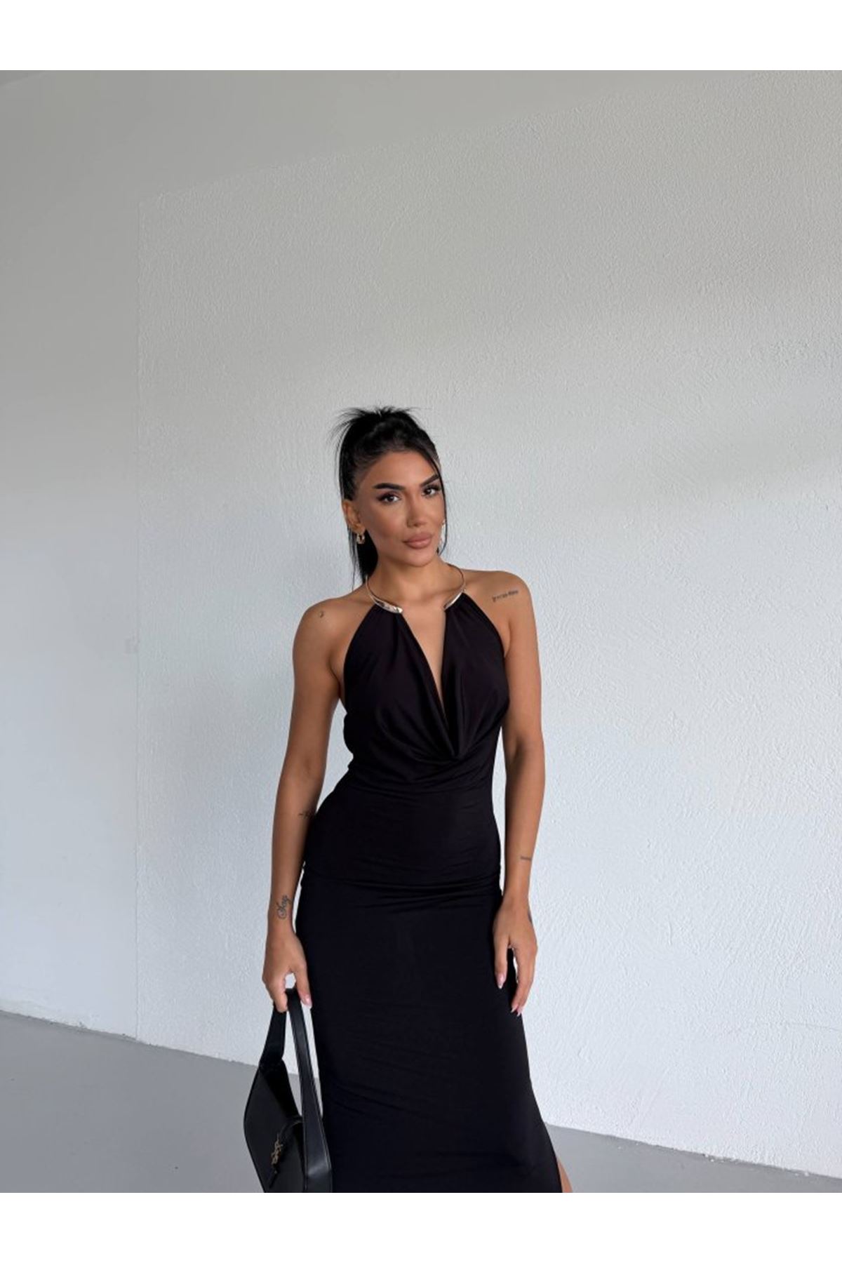 Kadın Boyun Aksesuarlı Halter Yaka Maxi Boy Sandy Kumaş Elbise