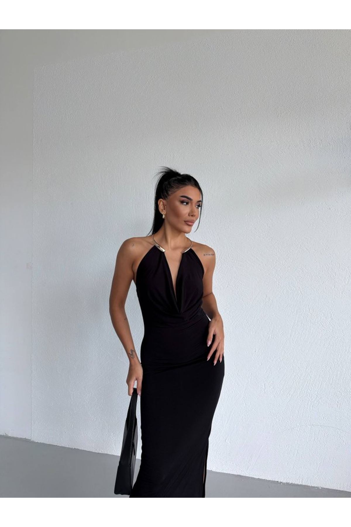 Kadın Boyun Aksesuarlı Halter Yaka Maxi Boy Sandy Kumaş Elbise