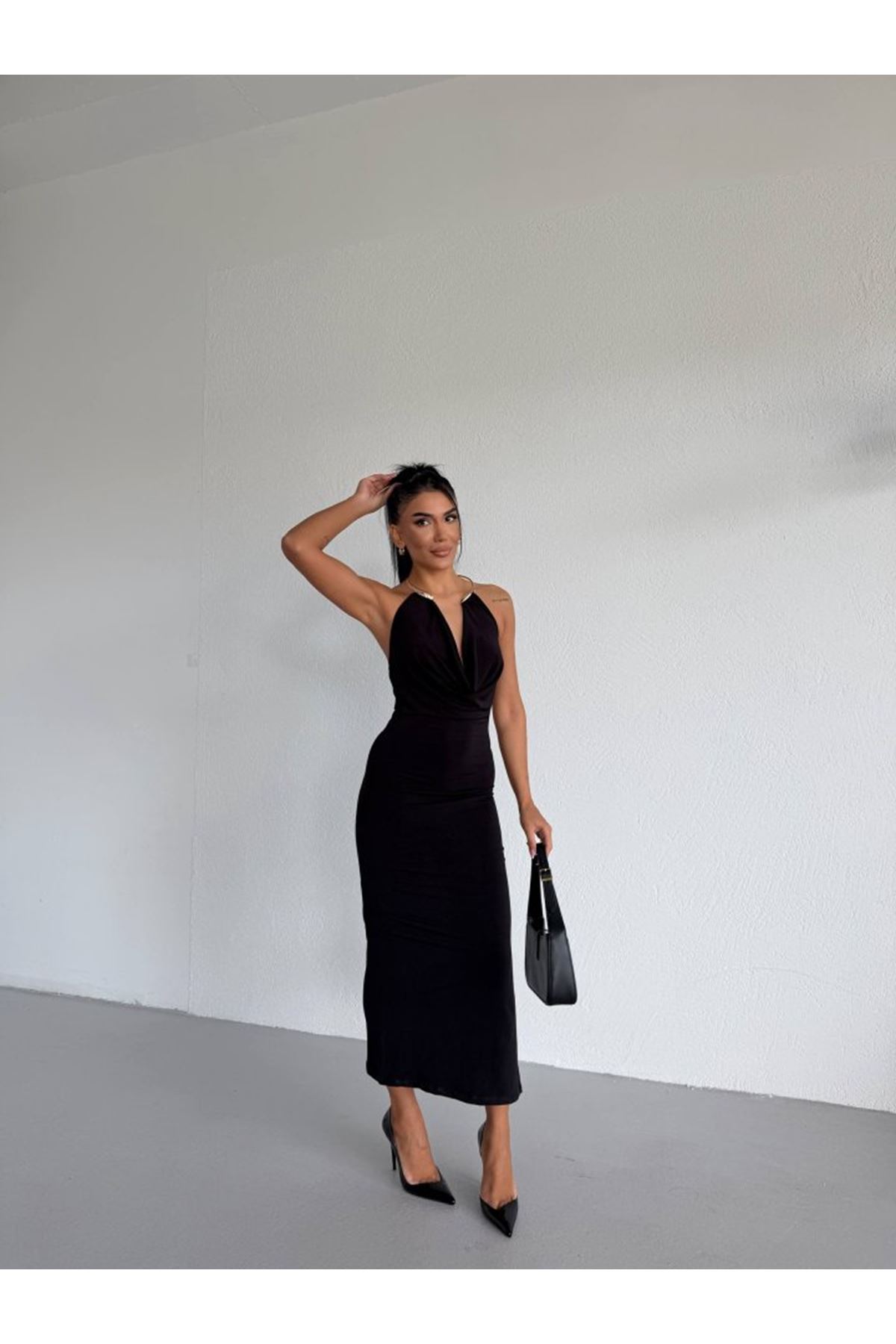 Kadın Boyun Aksesuarlı Halter Yaka Maxi Boy Sandy Kumaş Elbise