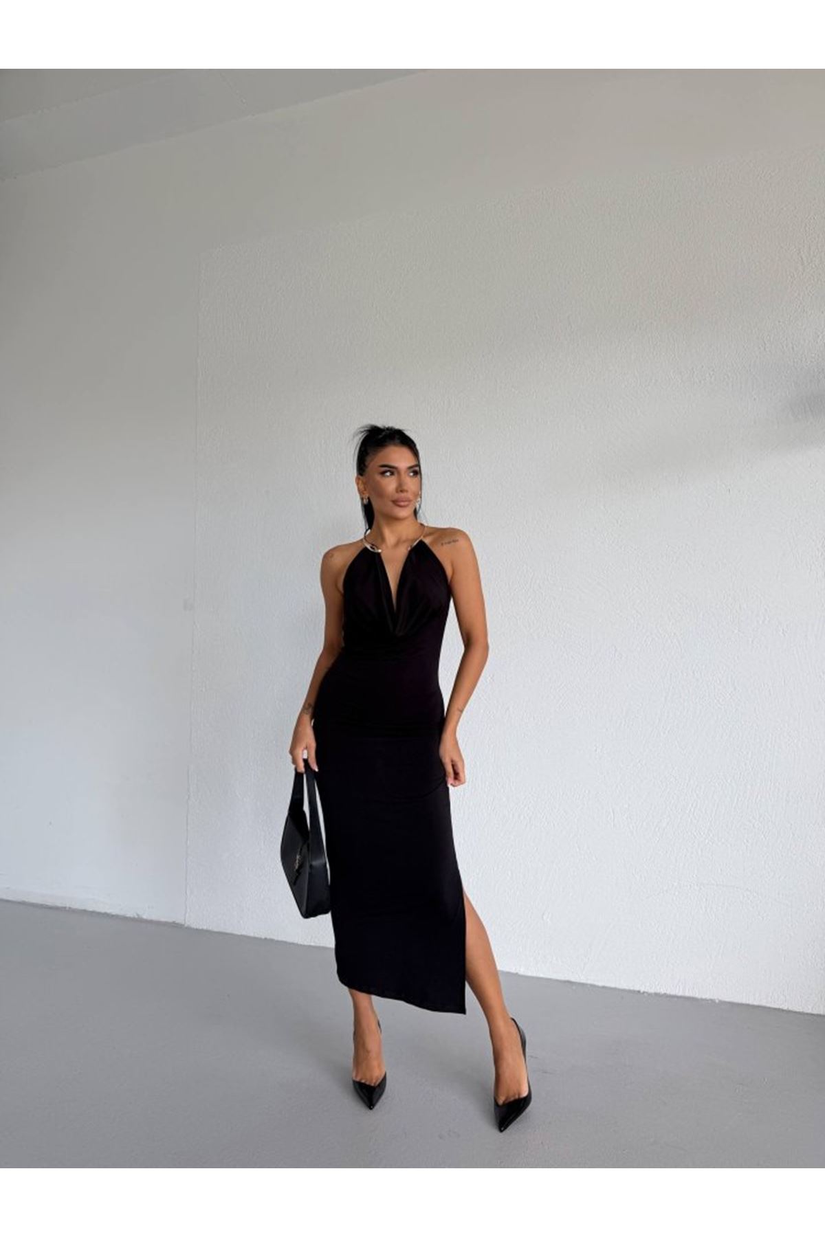 Kadın Boyun Aksesuarlı Halter Yaka Maxi Boy Sandy Kumaş Elbise