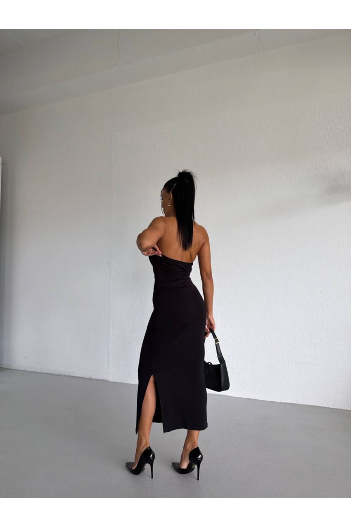 Kadın Boyun Aksesuarlı Halter Yaka Maxi Boy Sandy Kumaş Elbise