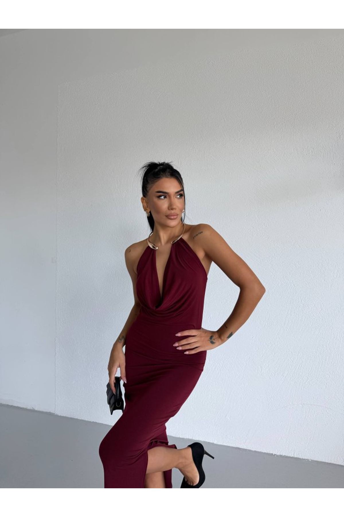 Kadın Boyun Aksesuarlı Halter Yaka Maxi Boy Sandy Kumaş Elbise