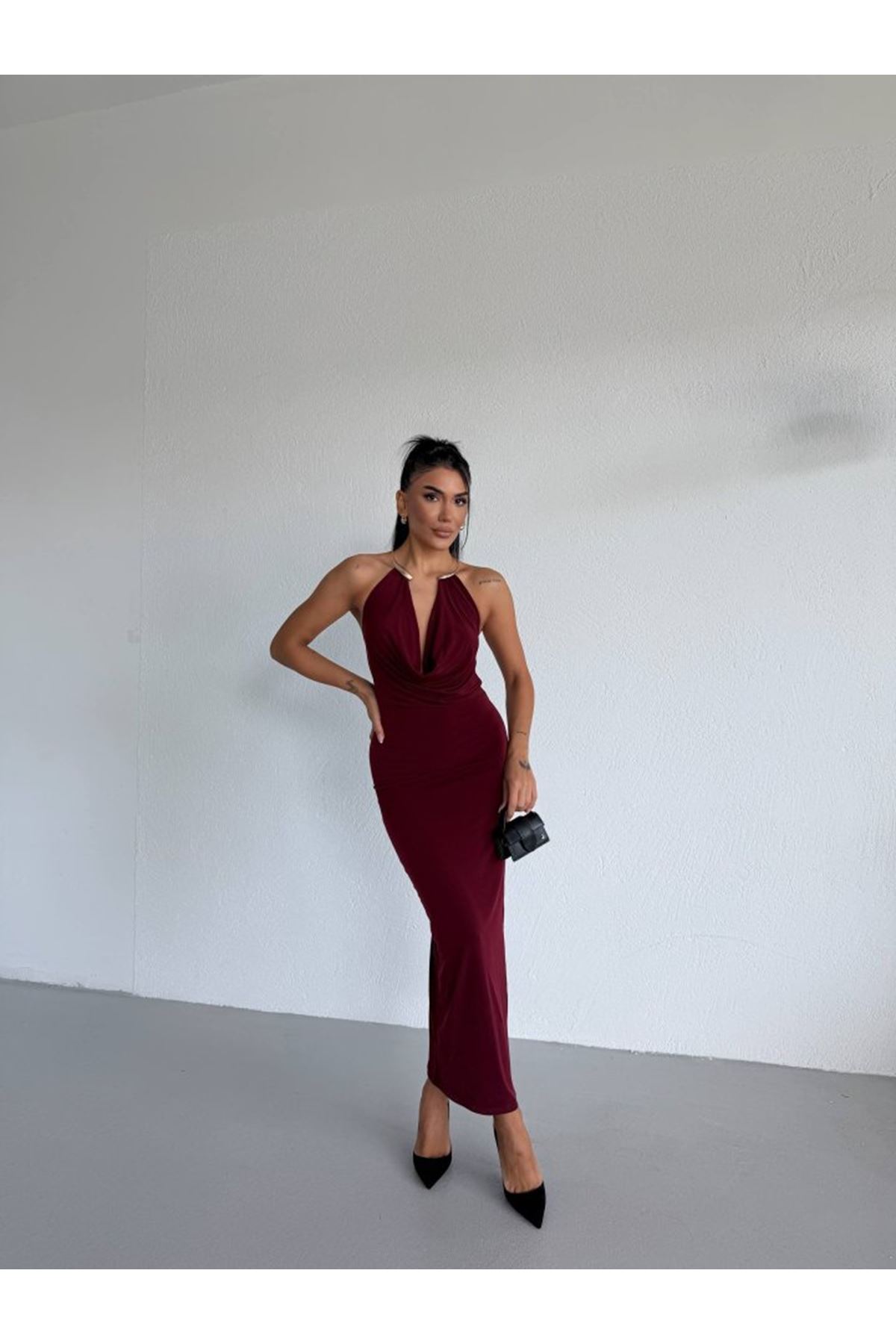 Kadın Boyun Aksesuarlı Halter Yaka Maxi Boy Sandy Kumaş Elbise