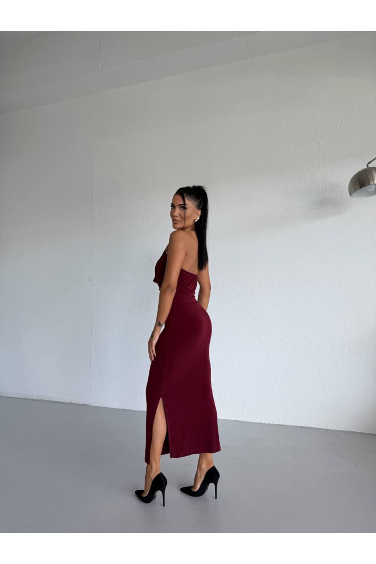 Kadın Boyun Aksesuarlı Halter Yaka Maxi Boy Sandy Kumaş Elbise